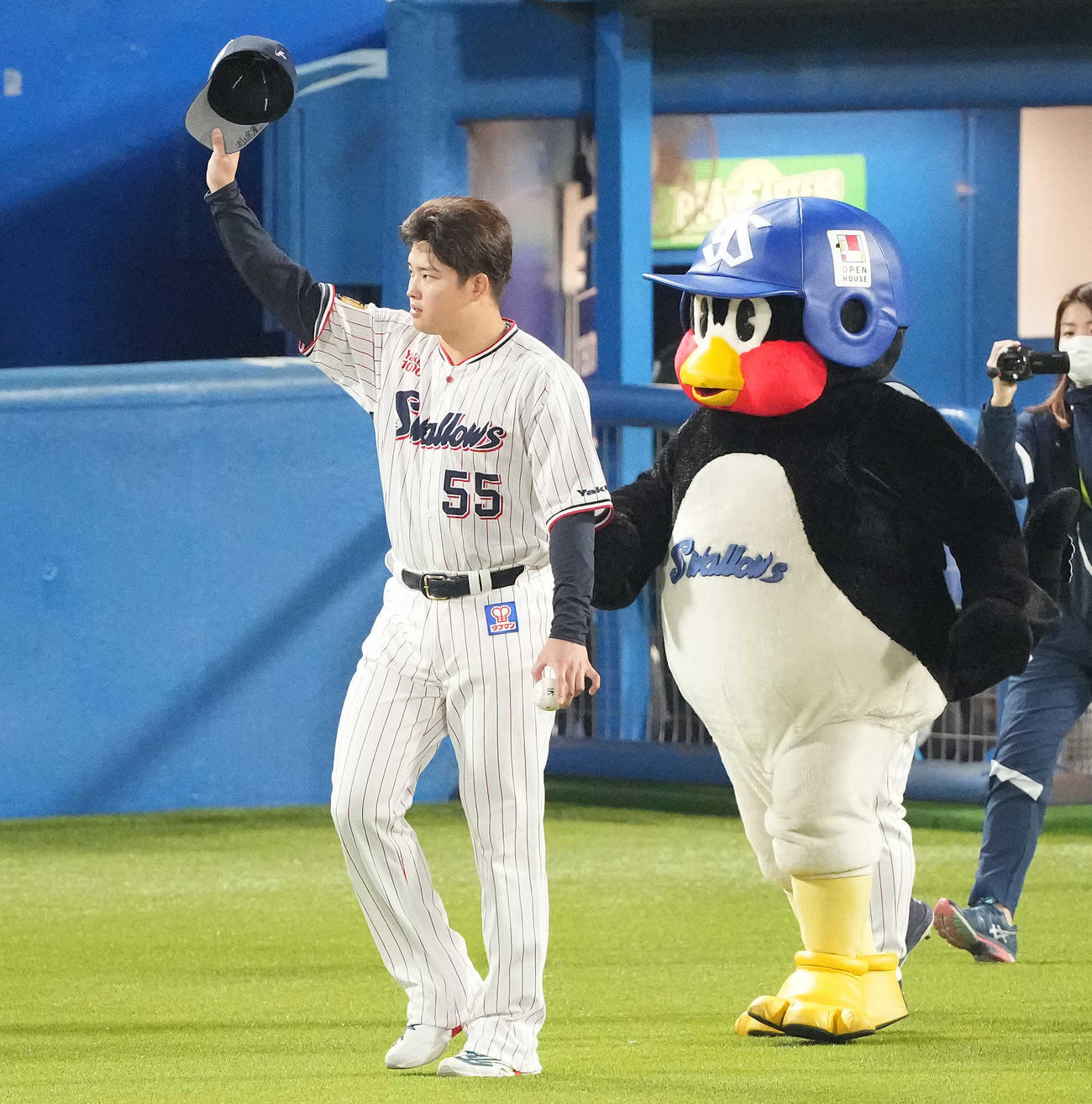 ヤクルト対広島　広島に勝利しファンの声援に応えるヤクルト村上（撮影・鈴木みどり）