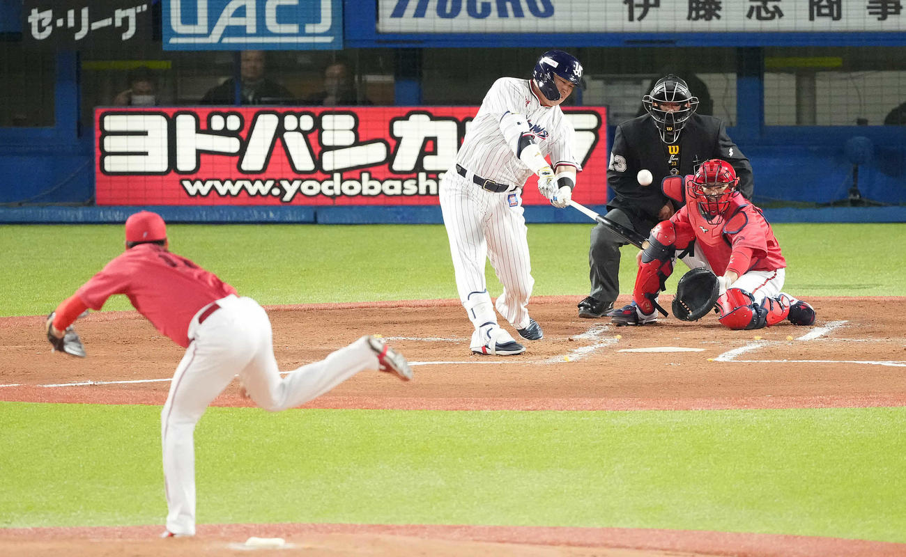 ヤクルト対広島　1回裏ヤクルト2死二塁、先制の中越え2点本塁打を放つ村上。投手大瀬良（撮影・鈴木みどり）