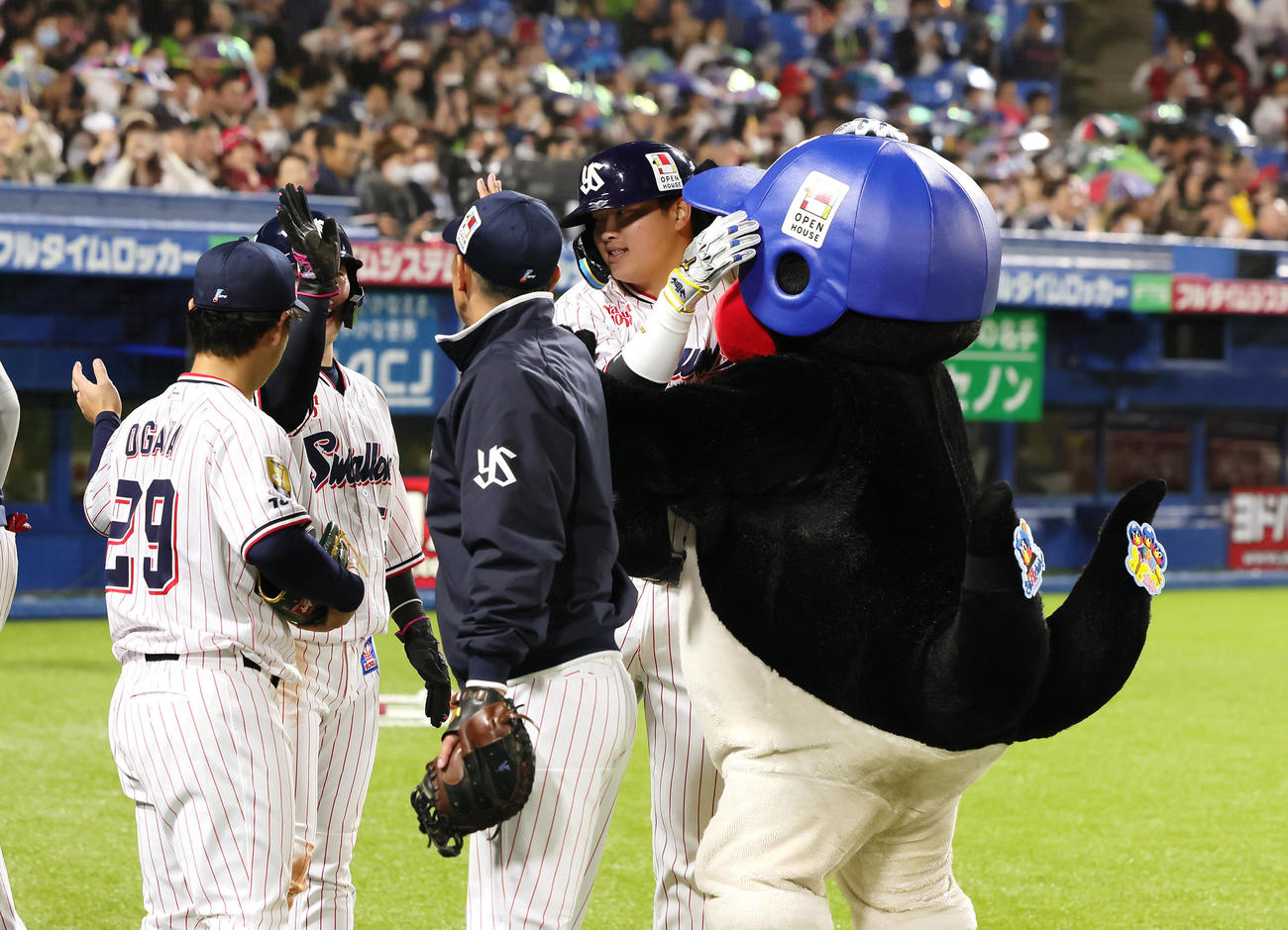 ヤクルト対広島　1回裏ヤクルト2死二塁、中越え2点本塁打を放った村上（中央右）はつば九郎らと喜ぶ（撮影・足立雅史）