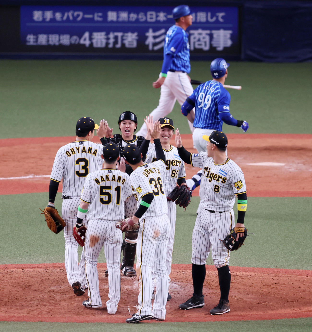 阪神対DeNA 9回表DeNA2死満塁、湯浅はソトを遊飛に仕留めマウンドでナインとタッチする（撮影・加藤哉）