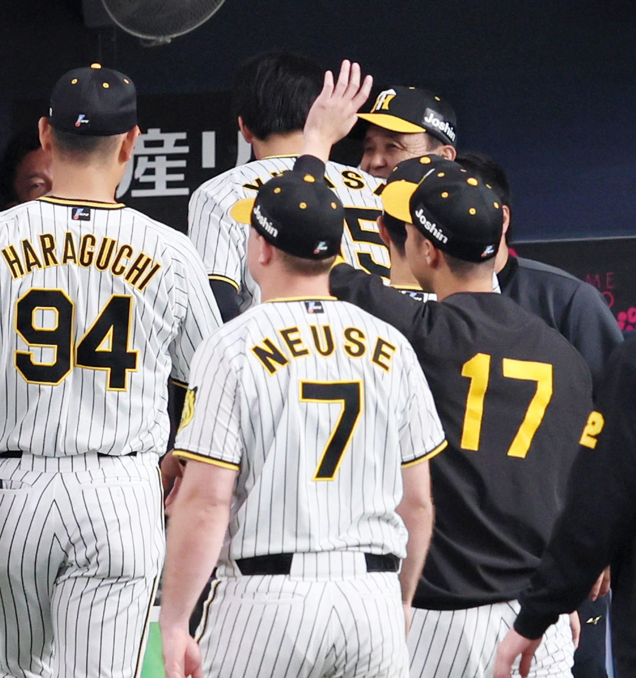 阪神対DeNA　試合後ベンチの中で岡田監督（右）にウイニングボールを手渡す湯浅（撮影・加藤哉）