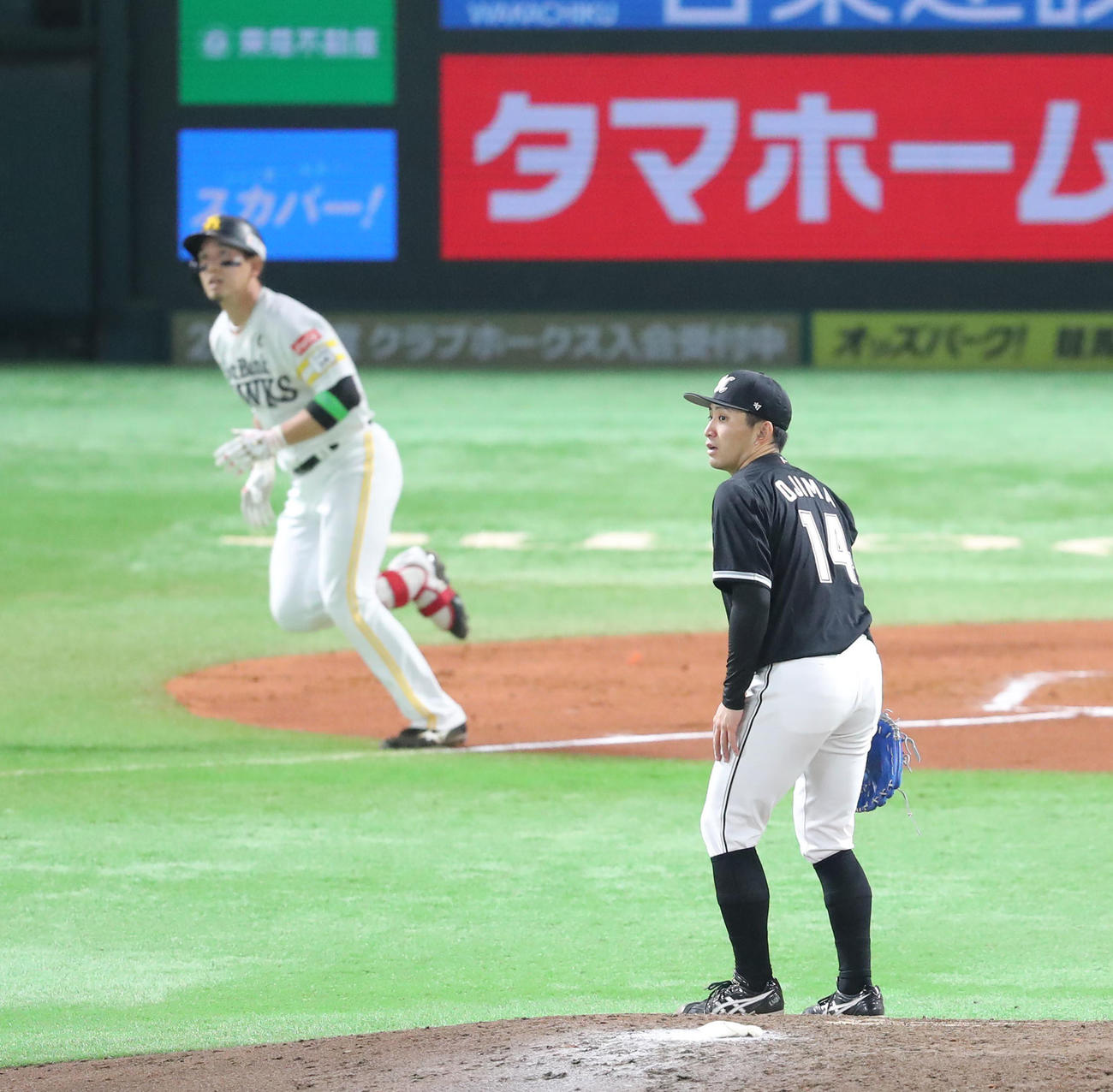 ソフトバンク対ロッテ　6回裏ソフトバンク無死一、二塁、栗原陵矢に先制3点本塁打を浴びた小島和哉（撮影・梅根麻紀）