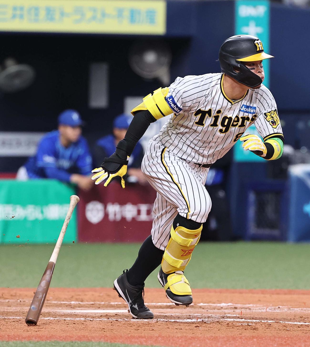 阪神対DeNA 8回裏阪神無死、佐藤輝は右前打を放つ（撮影・上田博志）