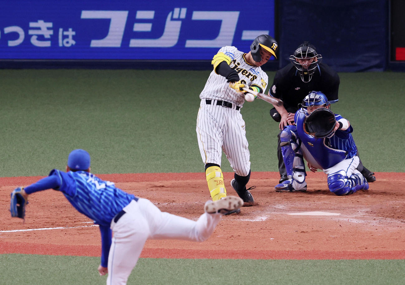 阪神対DeNA 8回裏阪神無死、佐藤輝は右へ二塁打を放つ。投手は入江（撮影・加藤哉）