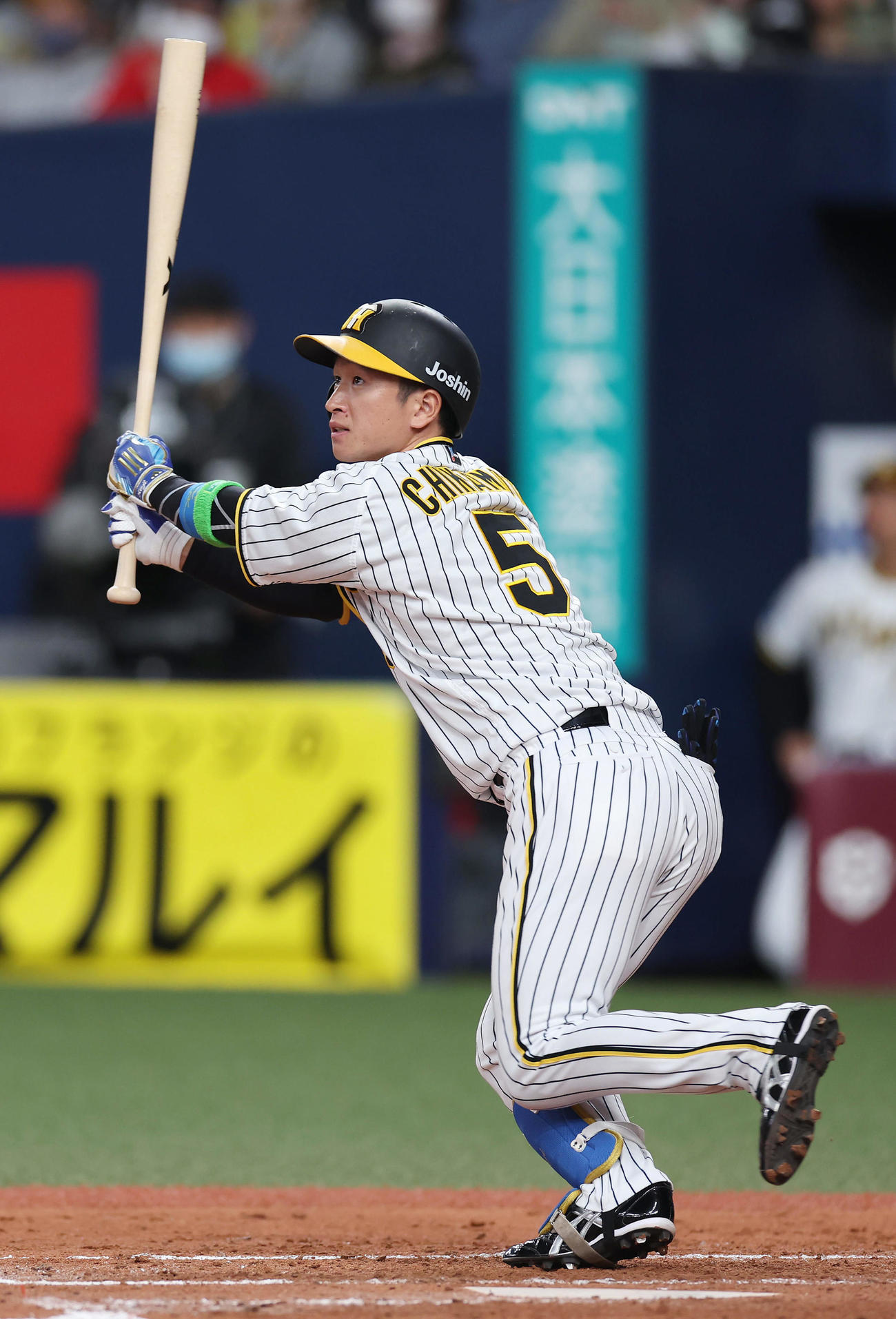 阪神対DeNA 2回裏阪神1死満塁、左犠飛を放つ近本（撮影・前田充）