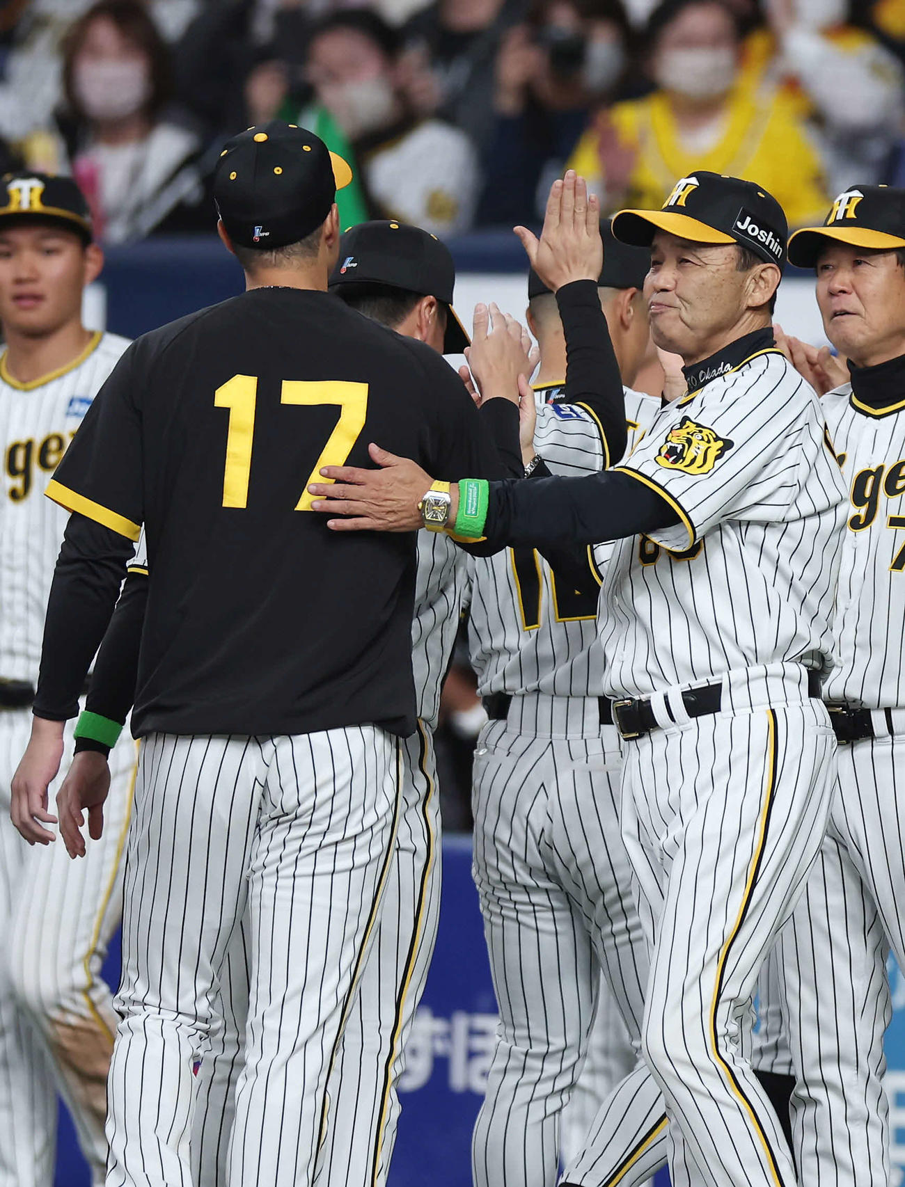 阪神対DeNA　開幕戦に勝利し、勝利投手の青柳（左）とタッチを交わす岡田監督（撮影・前田充）