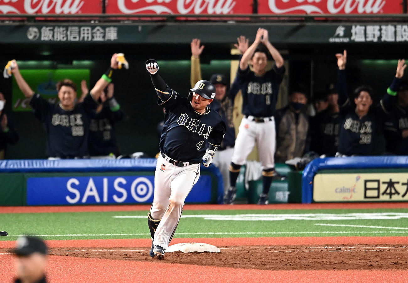 西武対オリックス　9回表オリックス2死、右中間に同点ソロ本塁打を放ち拳を突き上げる森（撮影・たえ見朱実）