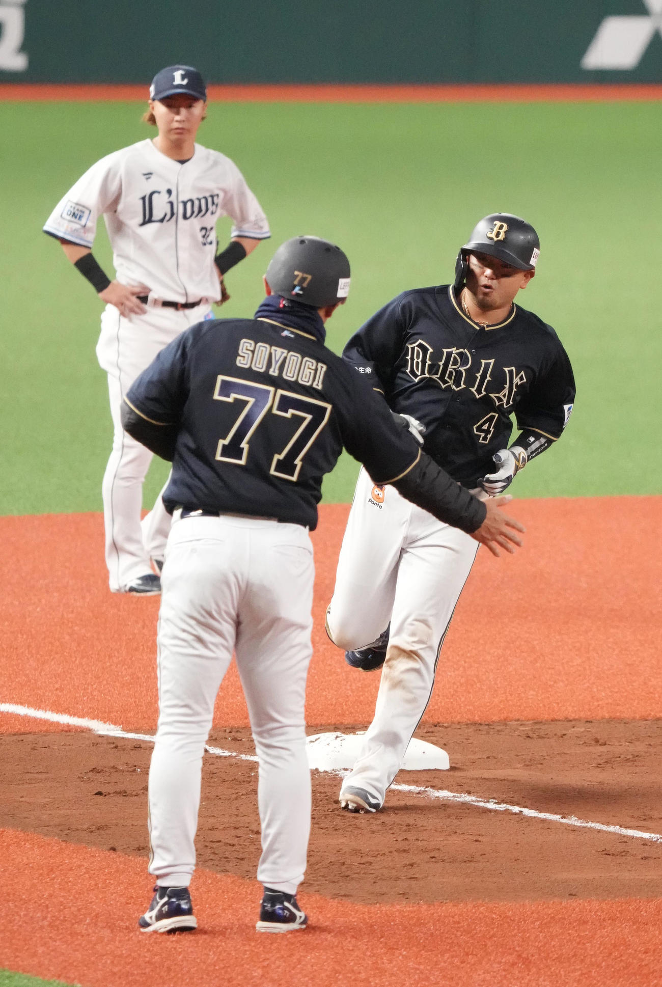 西武対オリックス　9回表オリックス2死、森（右）は右越えに同点ソロ本塁打を放ち三塁を回る（撮影・小沢裕）