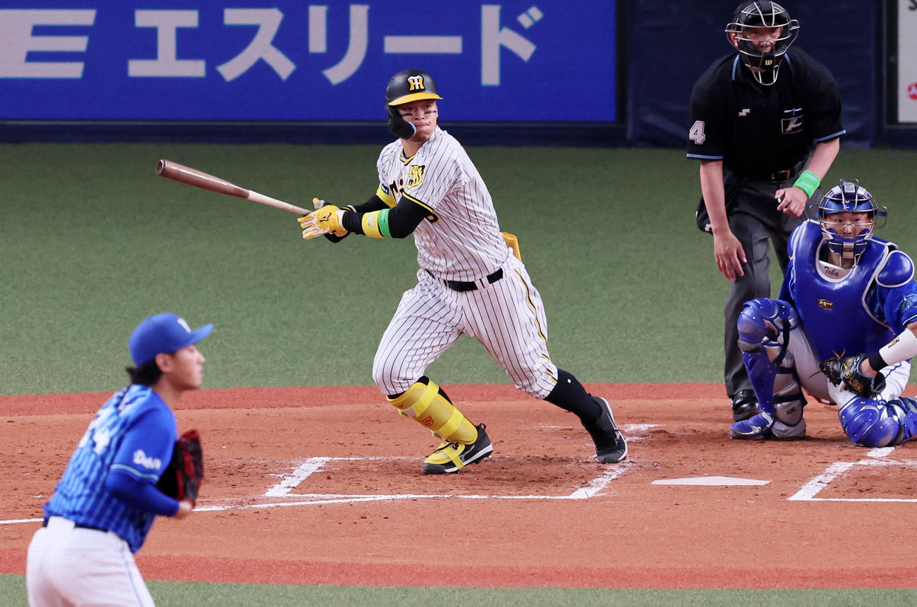 阪神対DeNA 2回裏阪神無死一塁、佐藤輝は左翼線に二塁打を放つ。投手は石田（撮影・加藤哉）