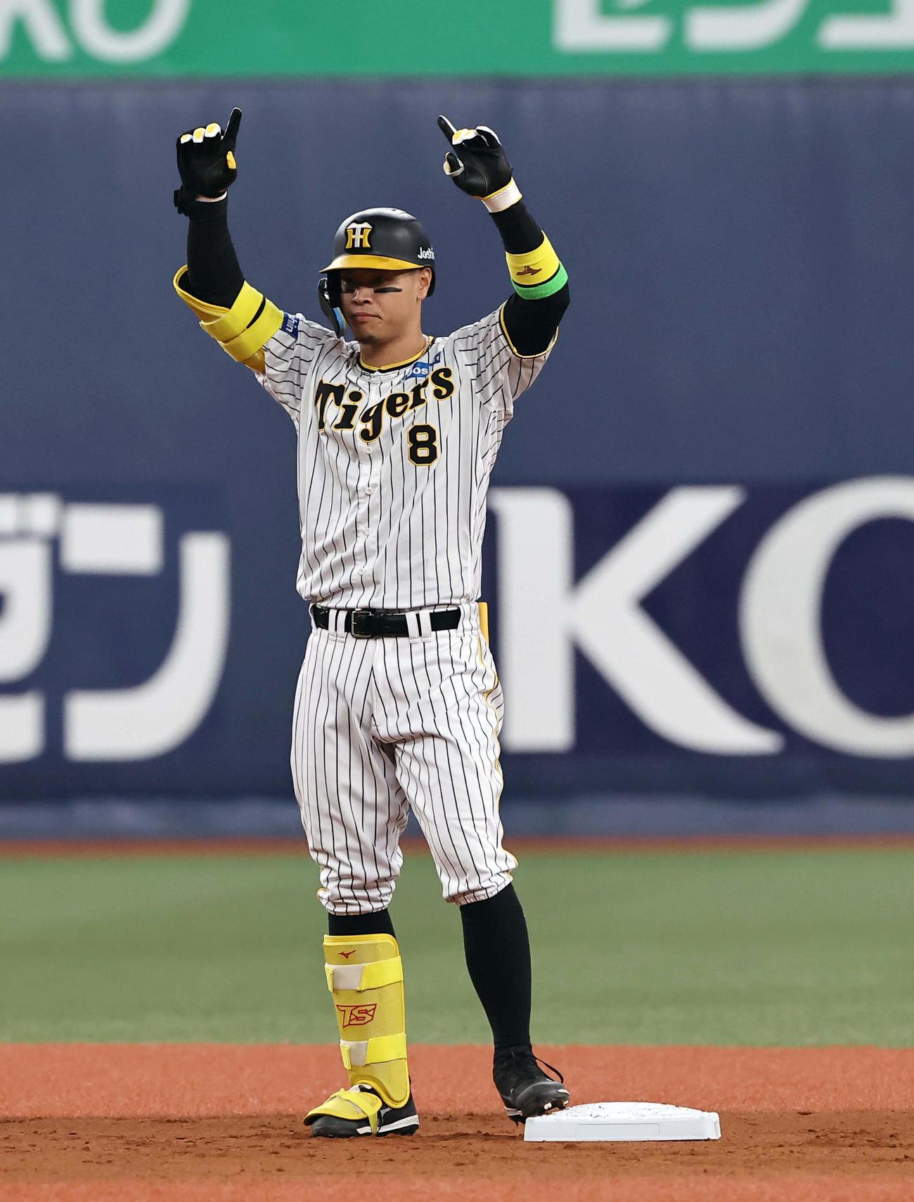 阪神対DeNA 2回裏阪神無死一塁、左翼線へ二塁打を放ちポーズを決める佐藤輝（撮影・上田博志）