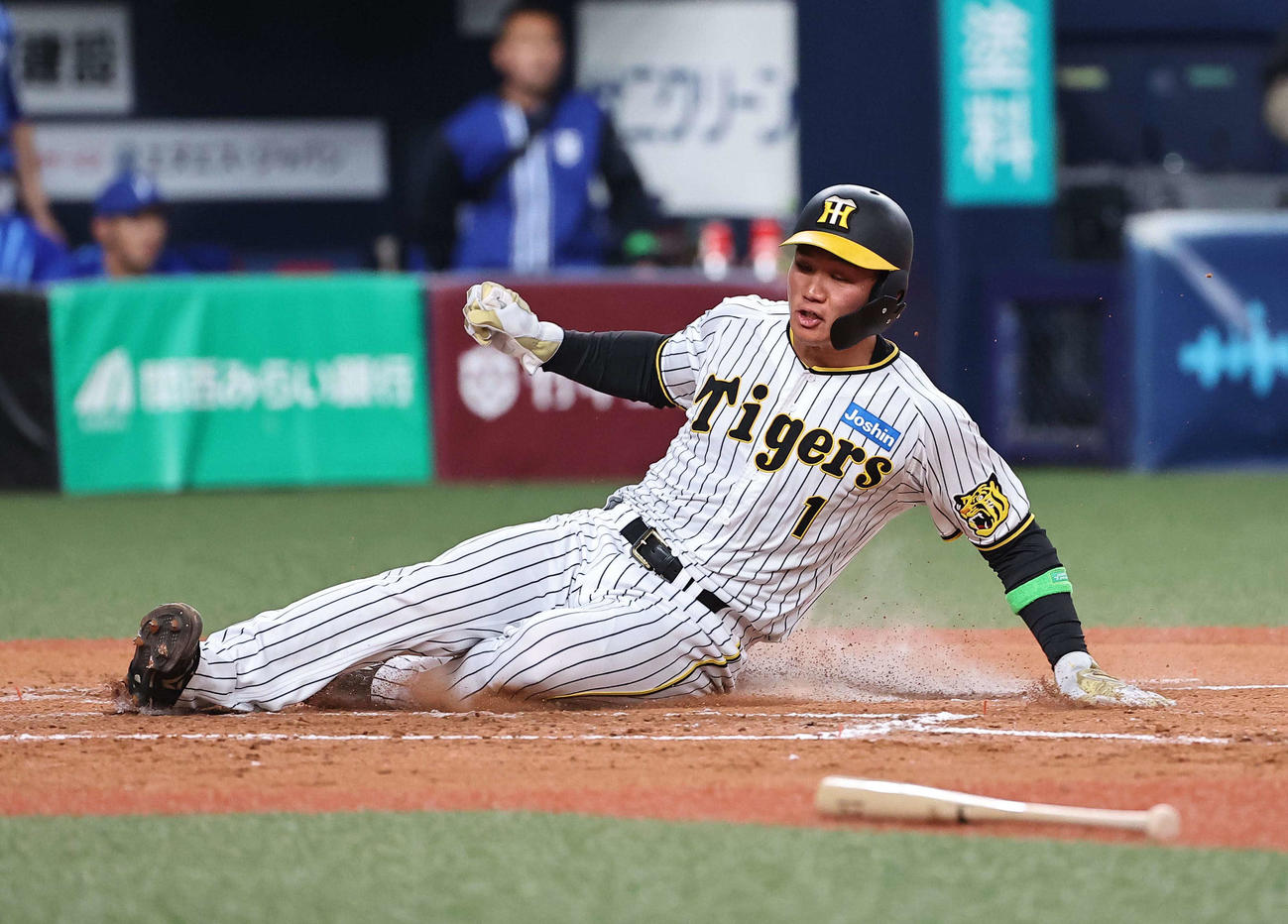 阪神対DeNA 2回裏阪神1死満塁、森下は近本の犠飛で生還する（撮影・上田博志）
