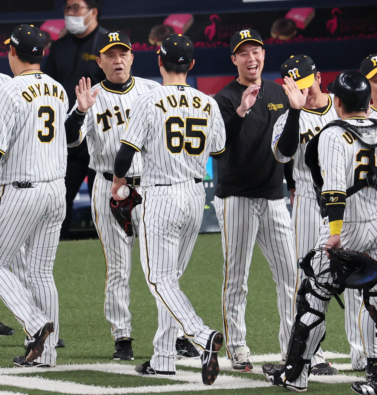 阪神対DeNA　岡田監督（左から2人目）は開幕戦を勝利し湯浅らナインを出迎える。右は青柳（撮影・加藤哉）