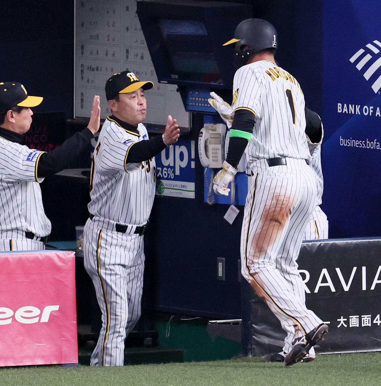 阪神対DeNA 2回裏阪神1死満塁、岡田監督は近本の左犠飛で生還した三塁走者森下（右）をベンチで出迎える（撮影・加藤哉）