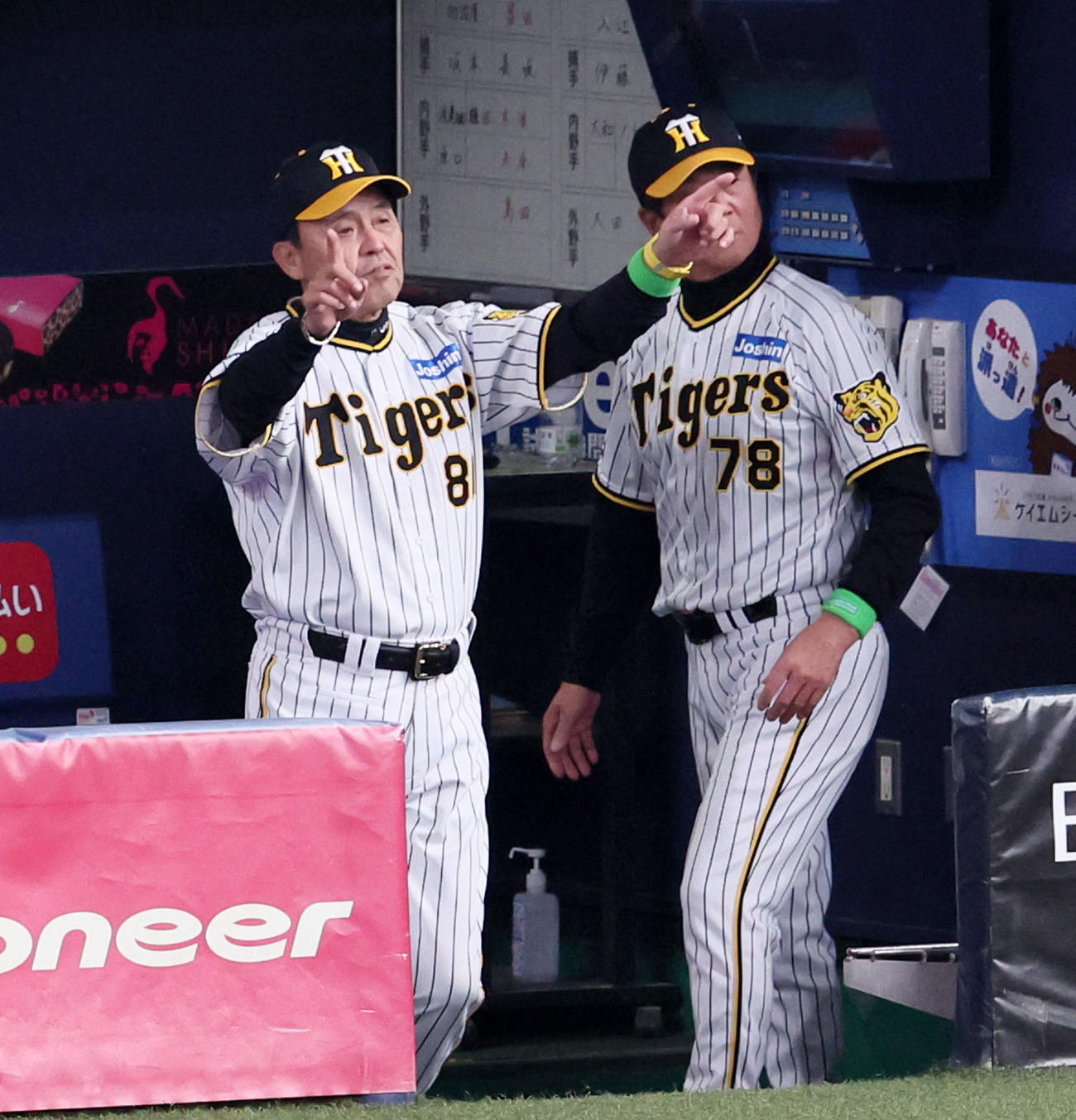 阪神対DeNA 7回裏阪神1死二塁、ノイジーの中前打で生還した二塁走者近本の本塁判定にリプレー検証を要求する岡田監督（撮影・加藤哉）