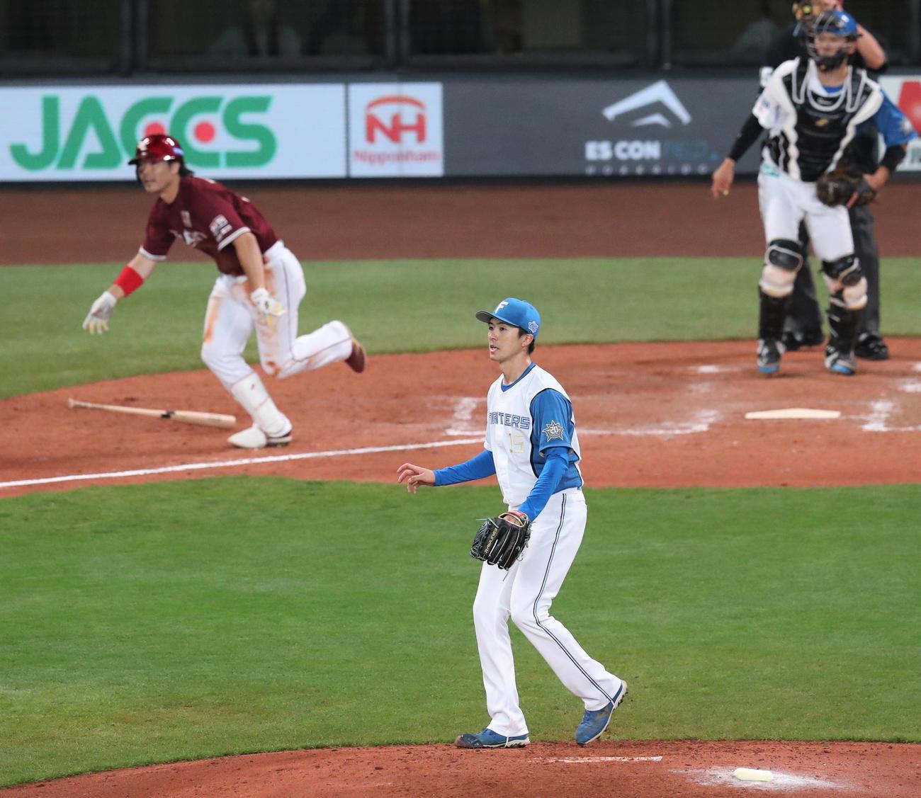 日本ハム対楽天　5回表楽天2死一、二塁、島内に右前適時打を浴びる上沢（撮影・黒川智章）