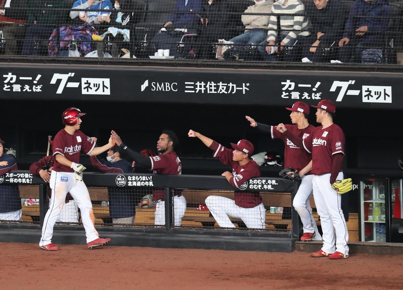 日本ハム対楽天　5回表、生還した小深田を出迎えるナイン（撮影・黒川智章）