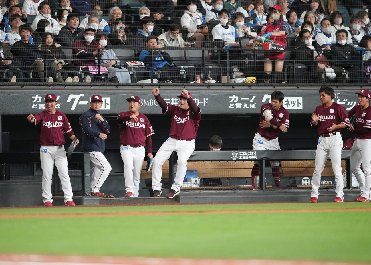 日本ハム対楽天　5回表楽天2死一、二塁、島内の適時打で生還した小深田を出迎える石井監督（中央）（撮影・井上学）