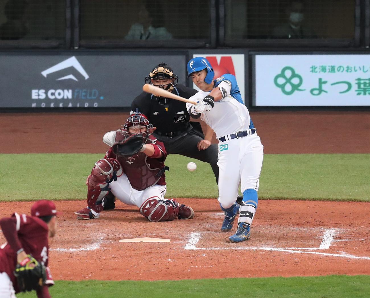 日本ハム対楽天　7回裏日本ハム1死三塁、左前適時打を放つ今川（撮影・黒川智章）