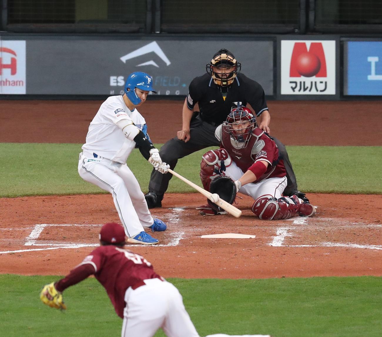 日本ハム対楽天　3回裏日本ハム無死、プロ初安打を放つ矢沢（撮影・黒川智章）