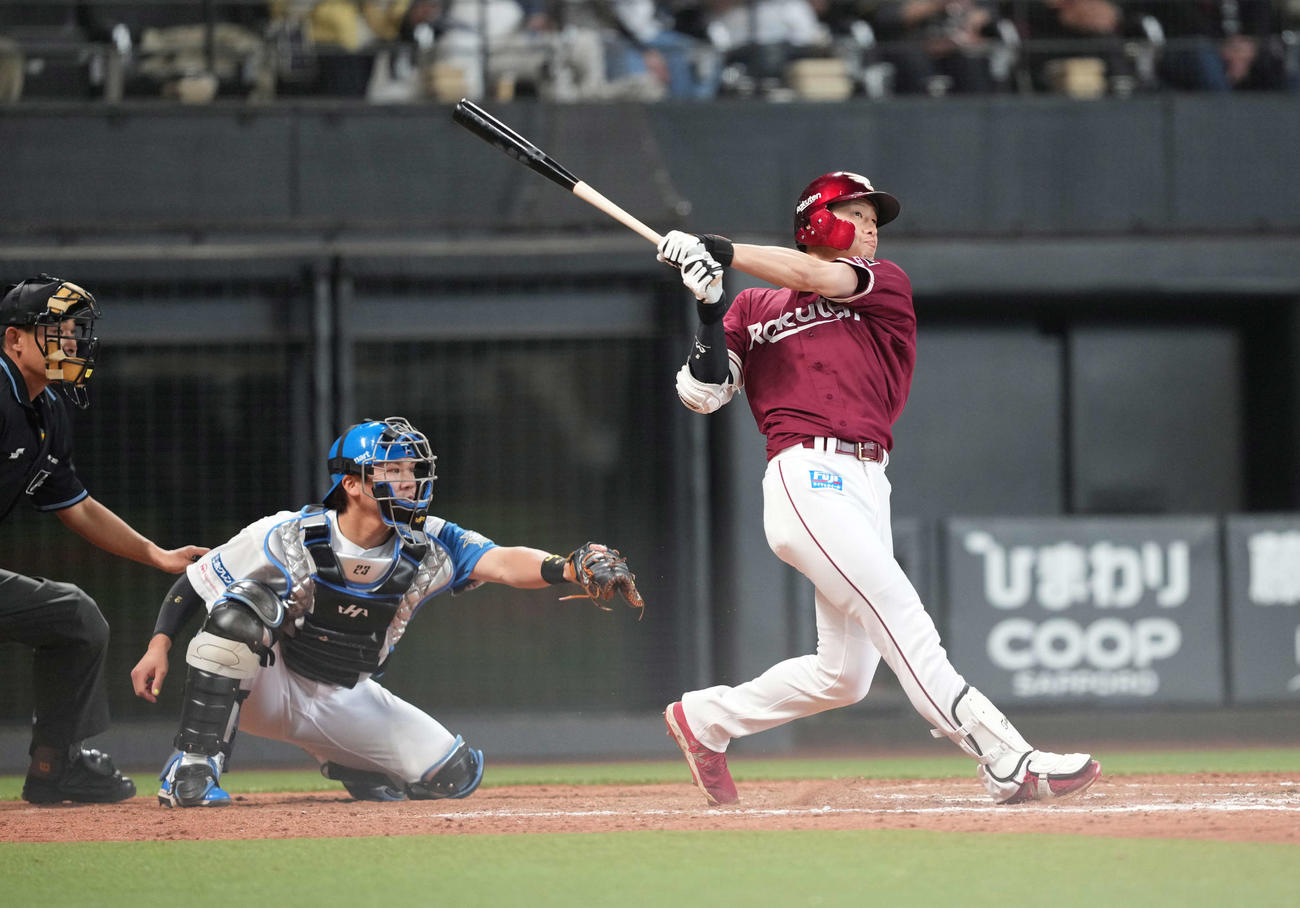 日本ハム対楽天　8回表楽天2死一塁、右越え2点本塁打を放つ辰己（撮影・井上学）