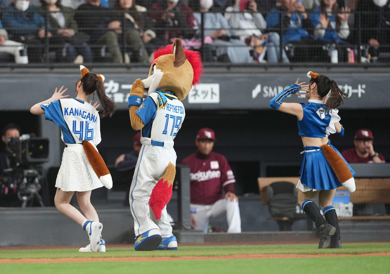 日本ハム対楽天　きつねダンスをする金川紗耶(左)（撮影・井上学）