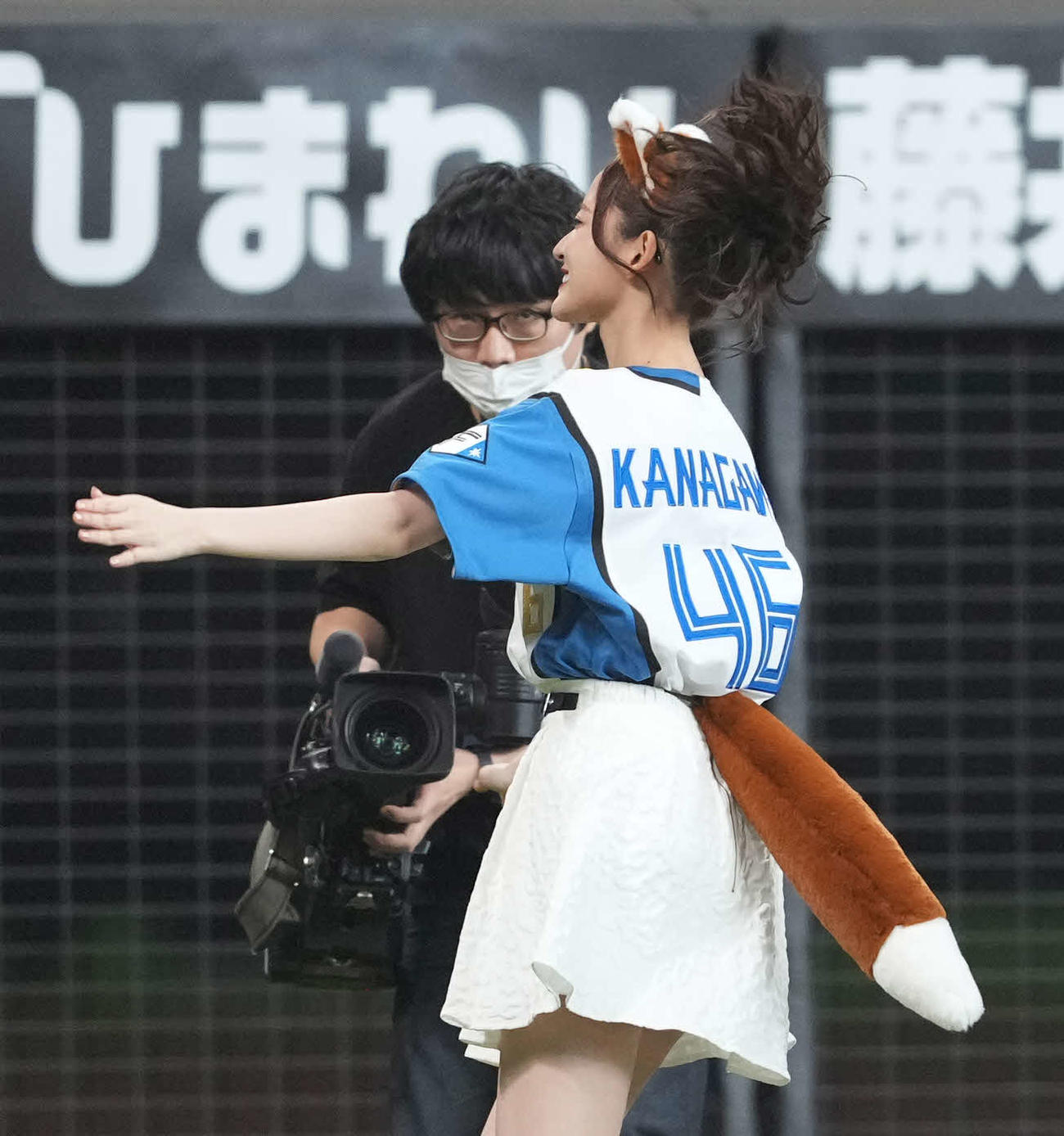 日本ハム対楽天　きつねダンスをする金川紗耶（撮影・井上学）