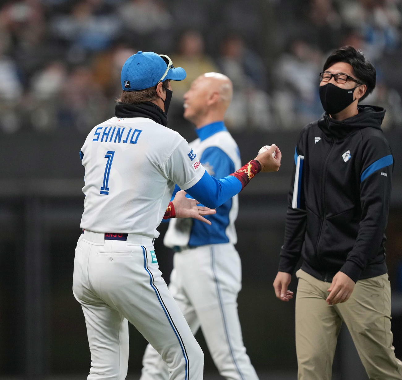 日本ハム対楽天　ウイニングボールを手にする日本ハム新庄監督（撮影・井上学）