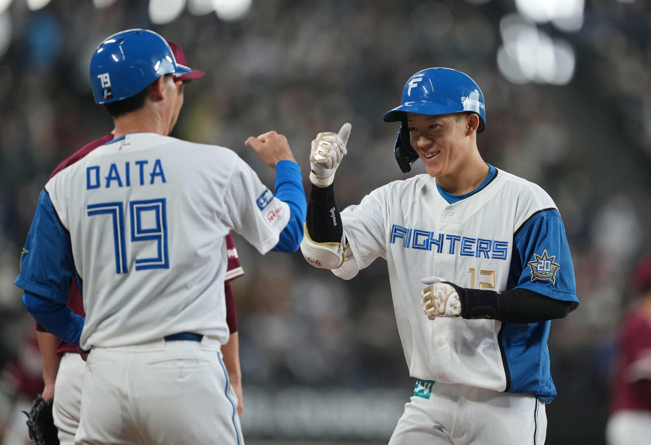 日本ハム対楽天　プロ初安打を中前に運んだ矢沢（右）は笑顔でタッチ（撮影・井上学）