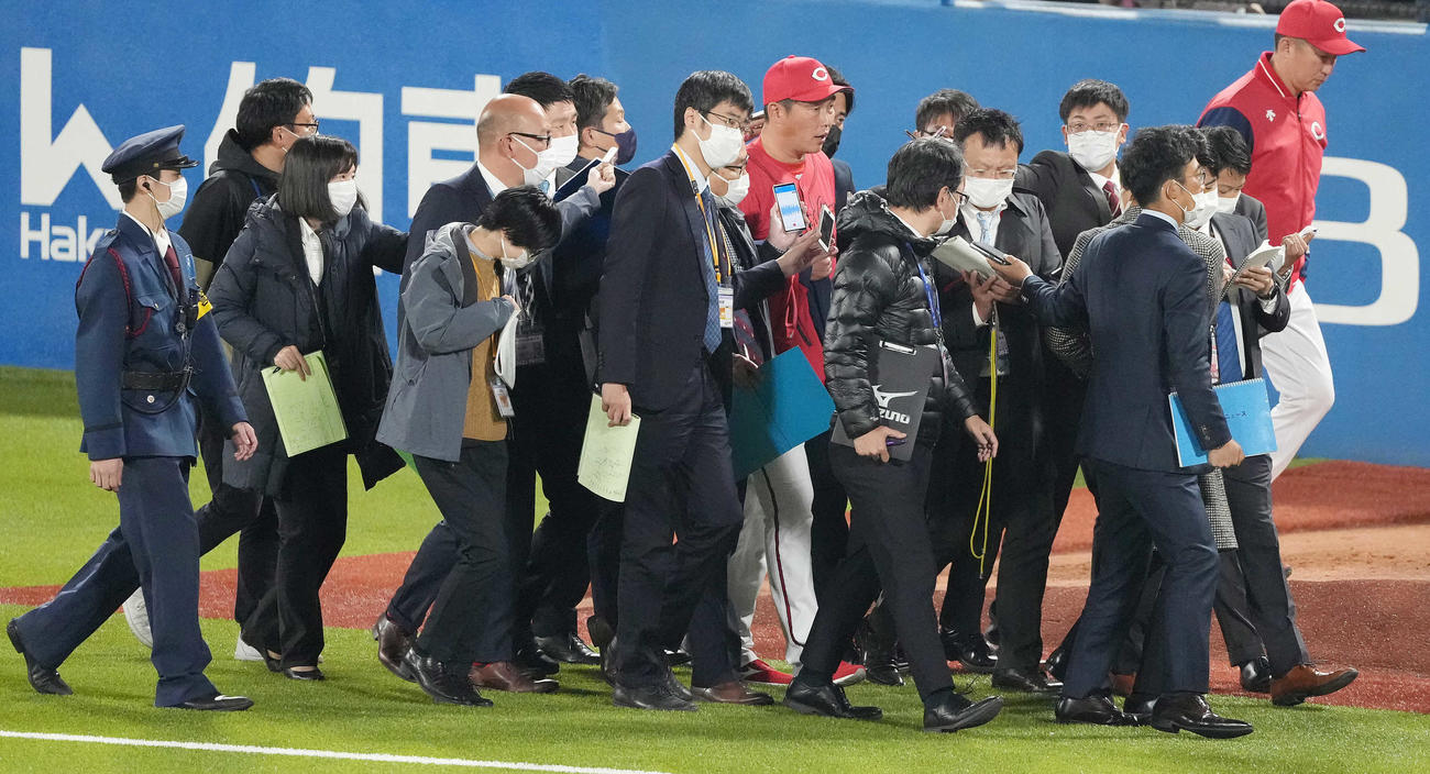ヤクルト対広島　ヤクルトに敗れ、大勢の記者に囲まれながら引き揚げる広島新井監督（撮影・鈴木みどり）