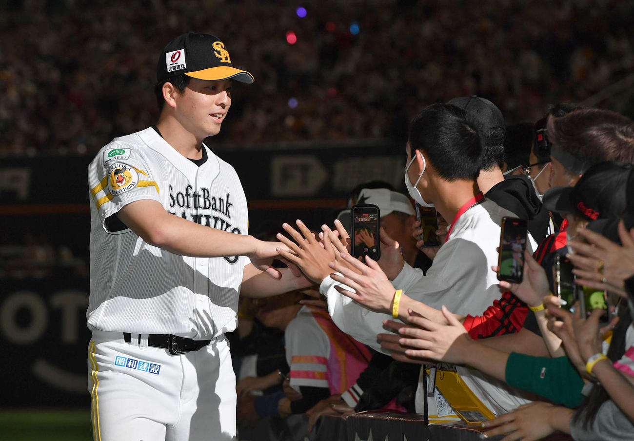 ソフトバンク対ロッテ　ロッテに勝利し、ファンと笑顔でタッチを交わす大関（撮影・岩下翔太）