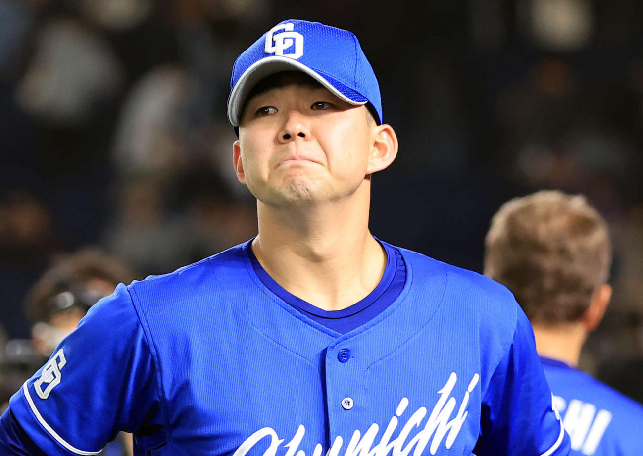 巨人対中日　自身の勝利はならずも開幕戦勝利を決め、目を潤ませる中日小笠原（撮影・浅見桂子）