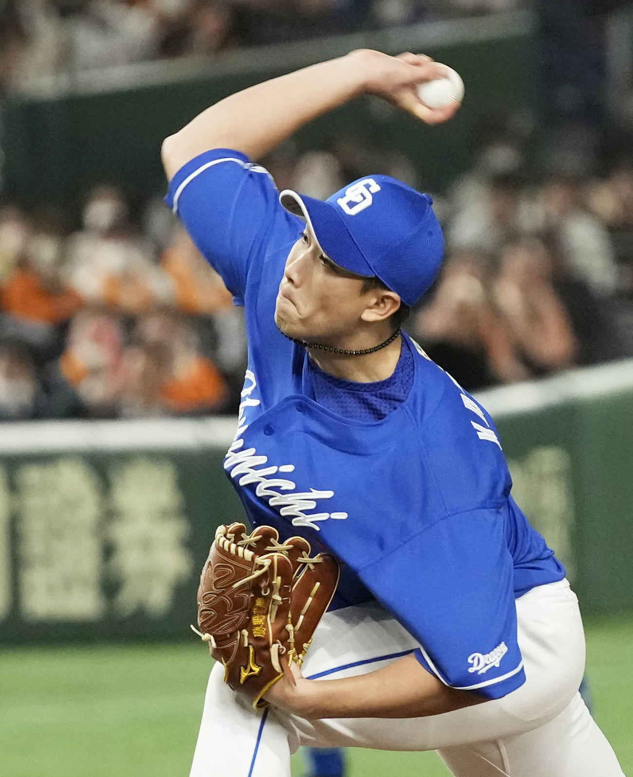 巨人対中日　8回途中から登板し、1球で勝利を挙げた中日勝野（共同）