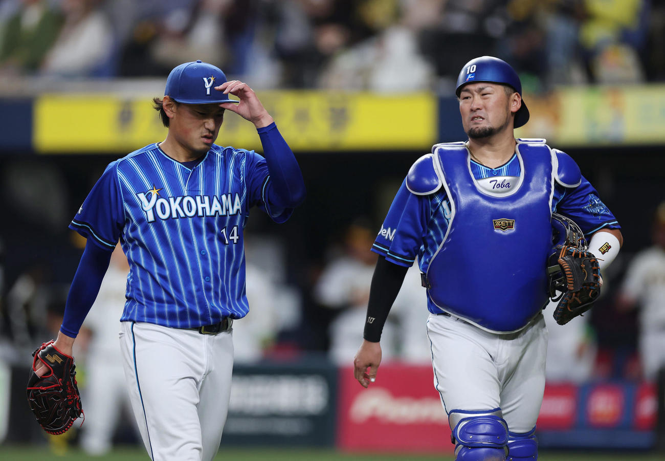 阪神対DeNA 4回裏を投げ終え、厳しい表情を見せながらベンチへ戻る石田（左）と戸柱（撮影・前田充）
