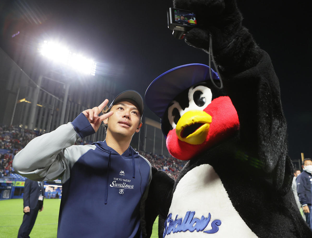 ヤクルト対広島　7回無失点で勝利を挙げたヤクルト小川はつば九郎との記念撮影にピース（撮影・足立雅史）