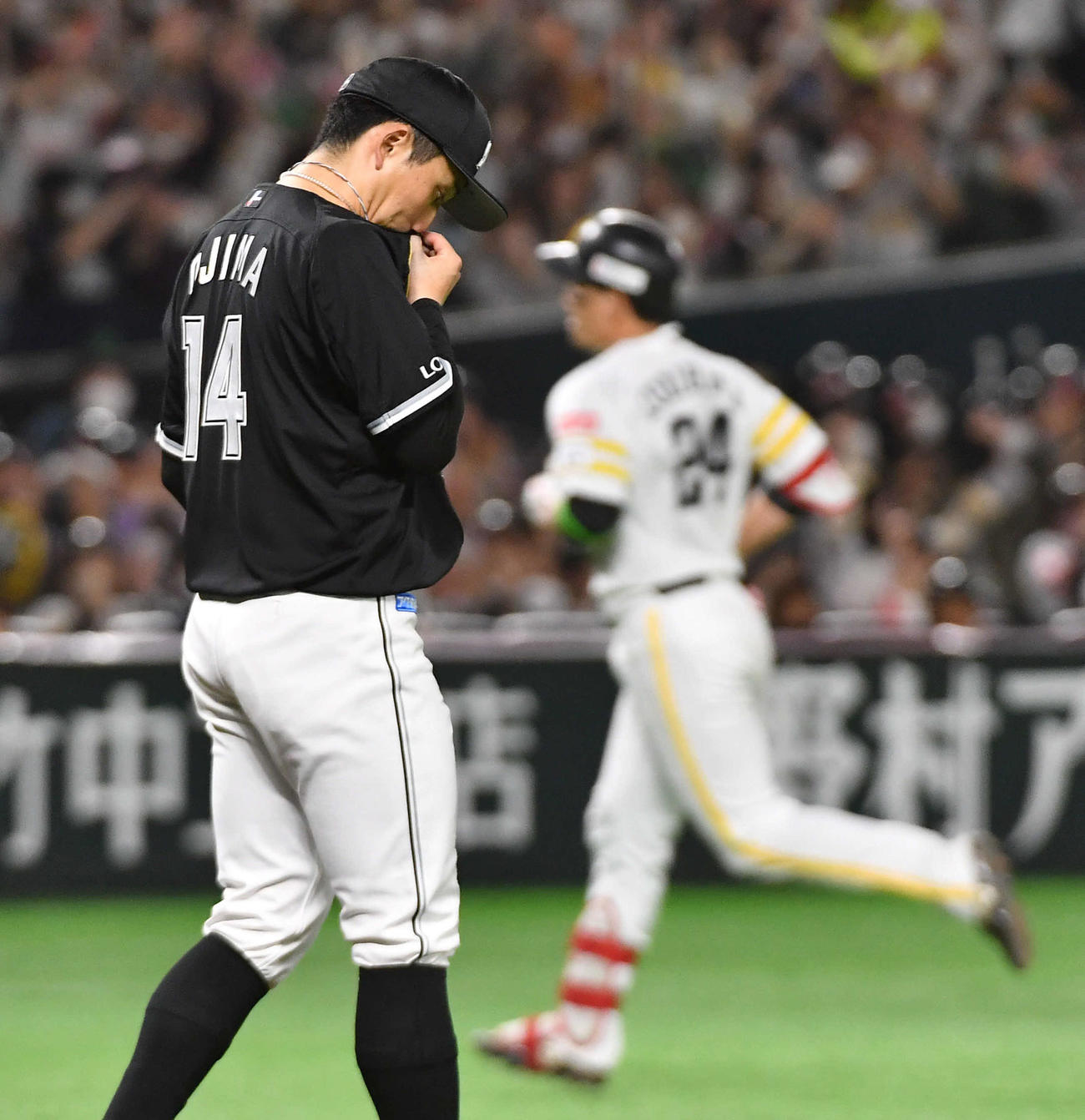 ソフトバンク対ロッテ　6回裏ソフトバンク無死一、二塁、栗原（右）に右中間へ先制3点本塁打を打たれ、肩を落とす小島（撮影・岩下翔太）