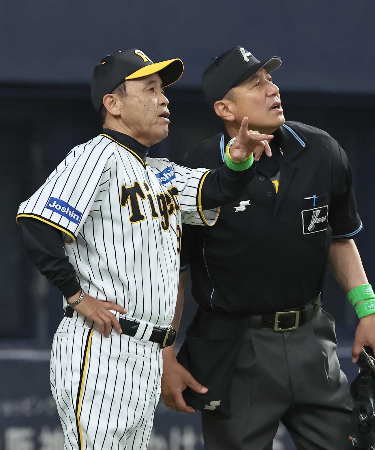 阪神対DeNA　選手交代を告げる岡田監督（撮影・上田博志）