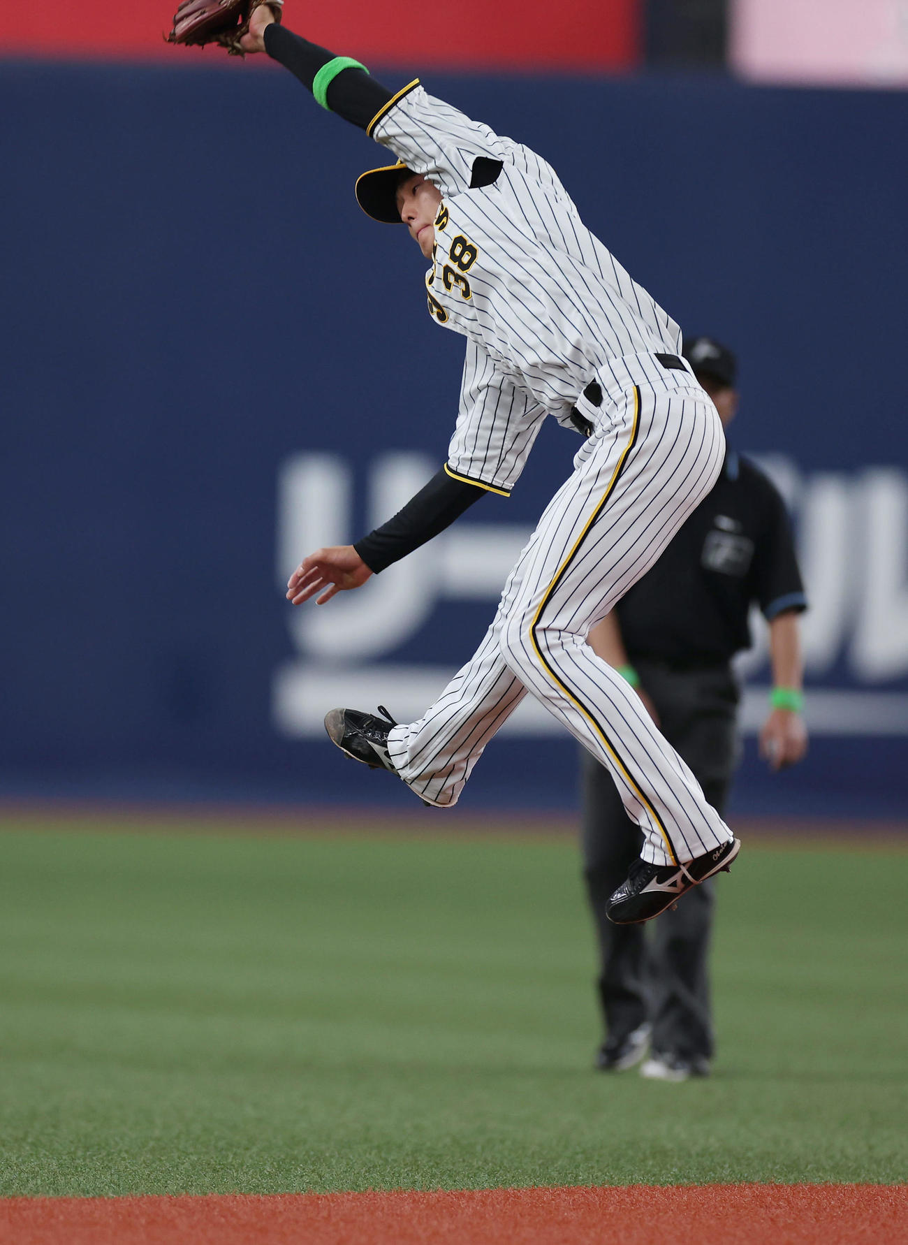 阪神対DeNA 4回表DeNA無死、佐野の遊直をジャンプ一番で好捕する小幡（撮影・前田充）