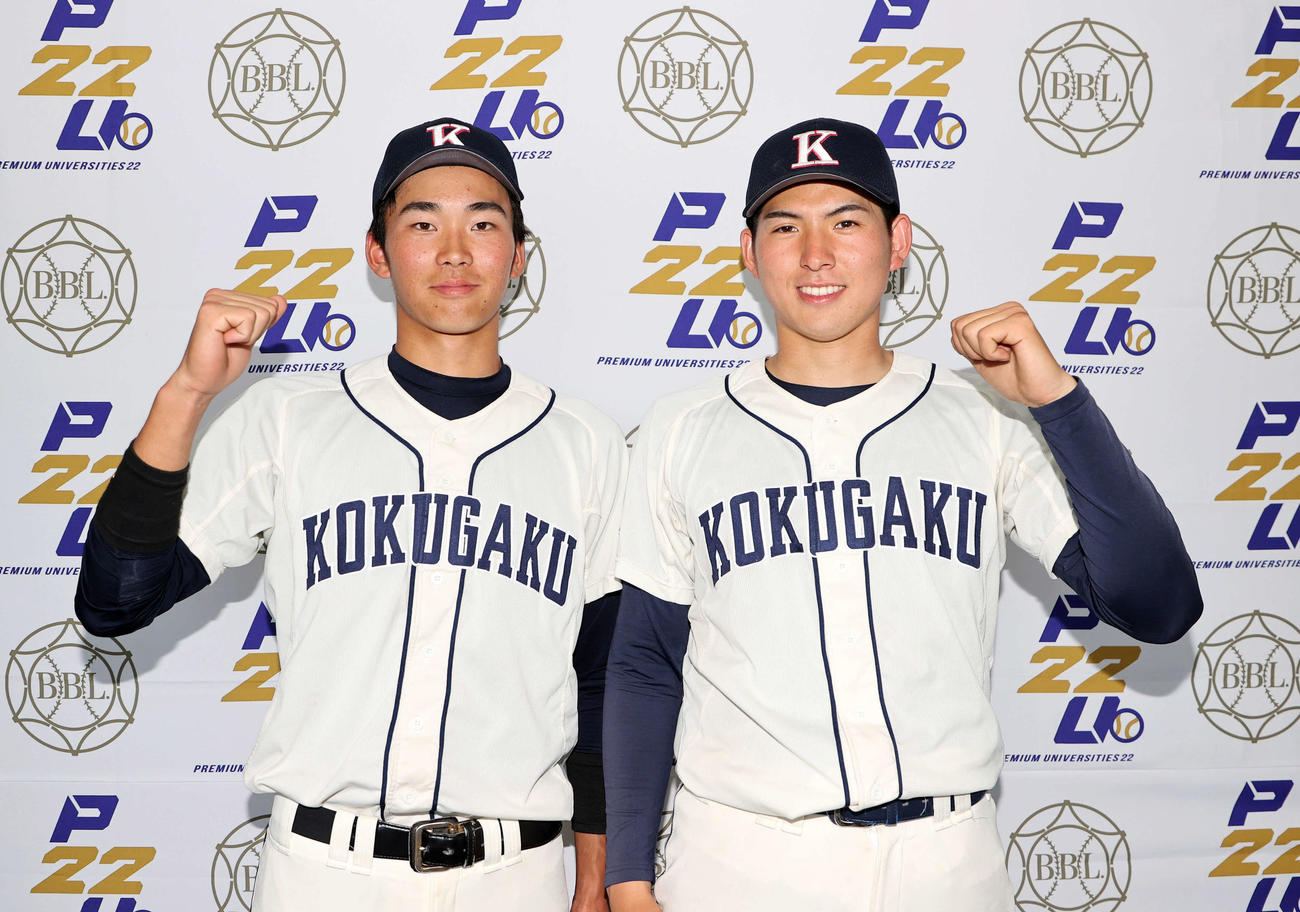 国学院大対日大　勝利しガッツポーズする国学院大・中西（左）と武内（撮影・鈴木正人）