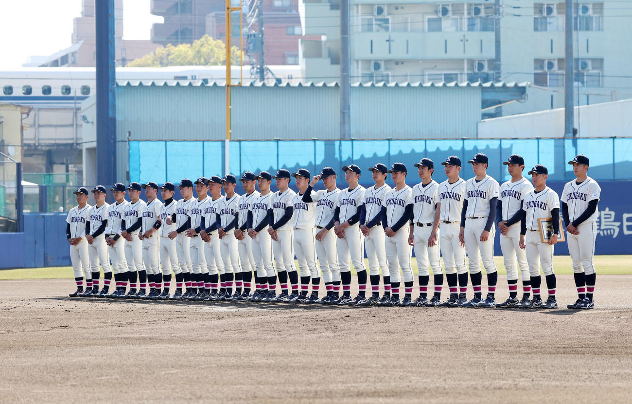 開会式に臨む国学院大の選手たち（撮影・鈴木正人）