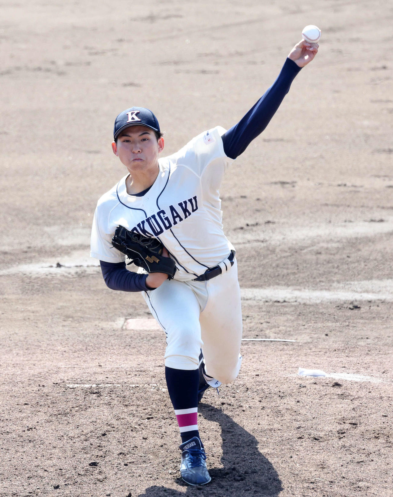 力投する国学院大先発の武内（撮影・鈴木正人）