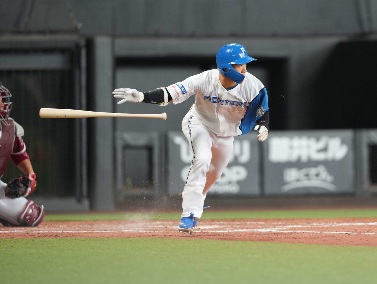 日本ハム対楽天　3回裏日本ハム無死、プロ初安打を中前に運ぶ矢沢（撮影・井上学）