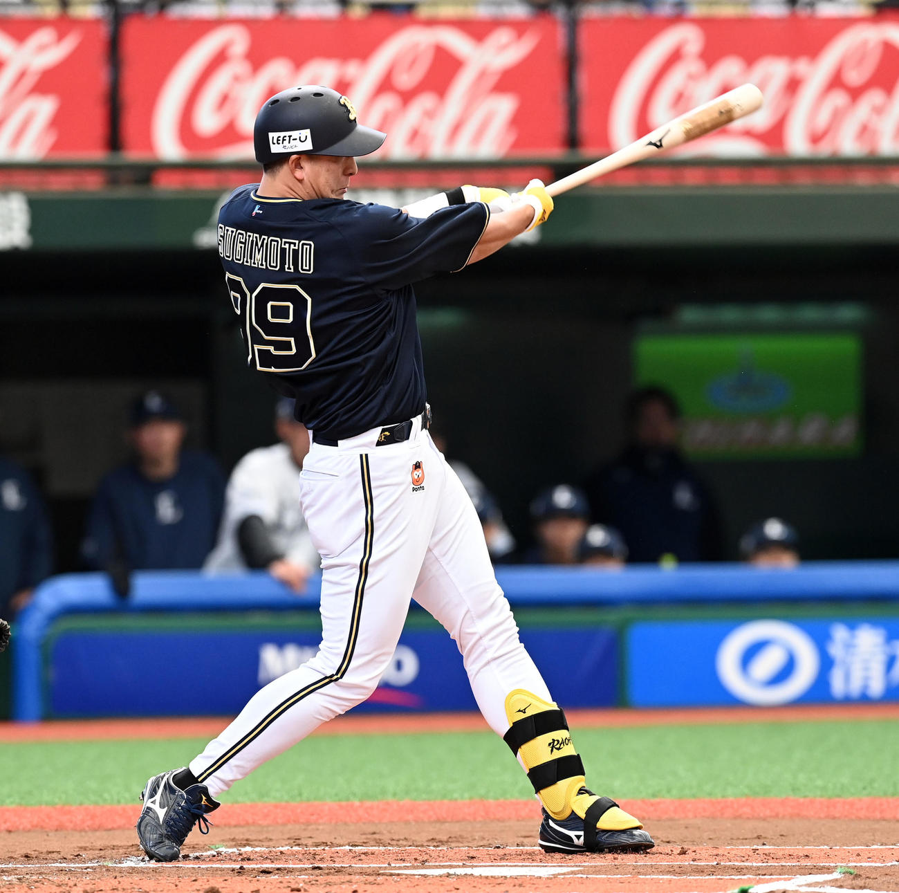 西武対オリックス　1回表オリックス2死一塁、左越えに2点本塁打を放つ杉本（撮影・たえ見朱実）