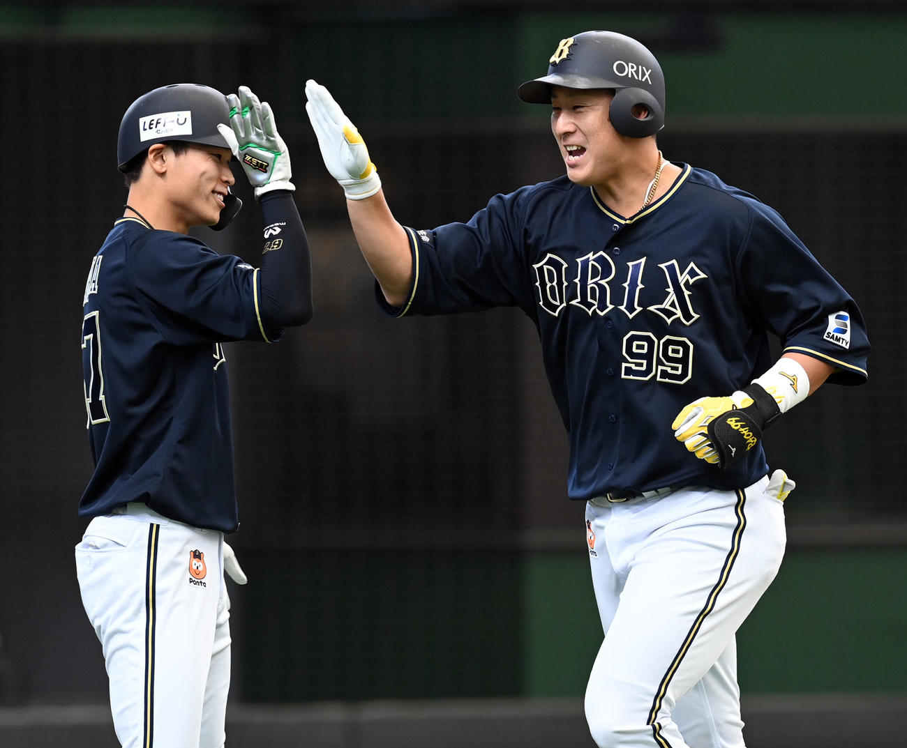 西武対オリックス　1回表オリックス2死一塁、左越えに2点本塁打を放ち中川圭（左）とハイタッチをする杉本（撮影・たえ見朱実）