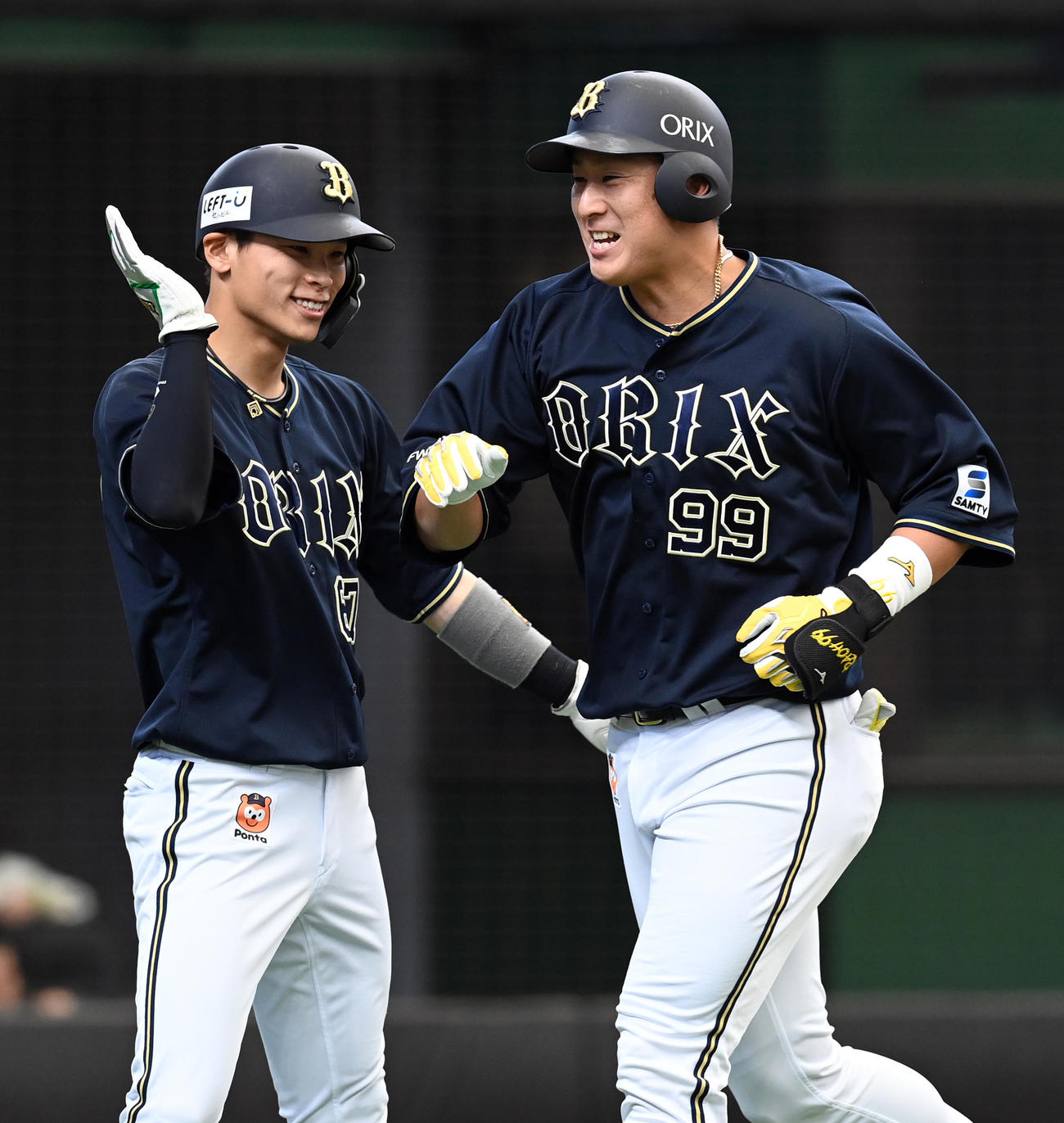 西武対オリックス　1回表オリックス2死一塁、左越えに2点本塁打を放ち中川圭（左）とハイタッチをする杉本（撮影・たえ見朱実）