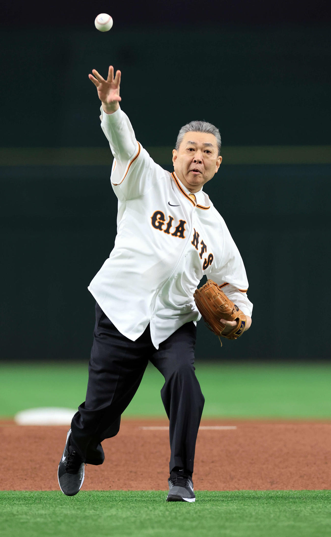 巨人対中日　始球式で投げ込む江川卓氏（撮影・浅見桂子）