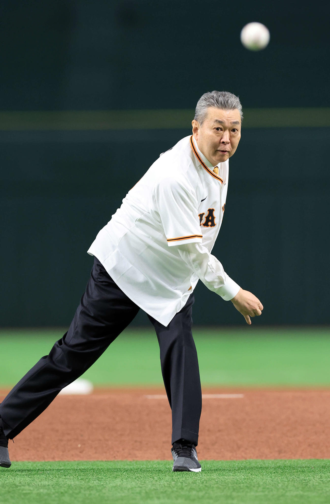 巨人対中日　始球式で投げ込む江川卓氏（撮影・浅見桂子）