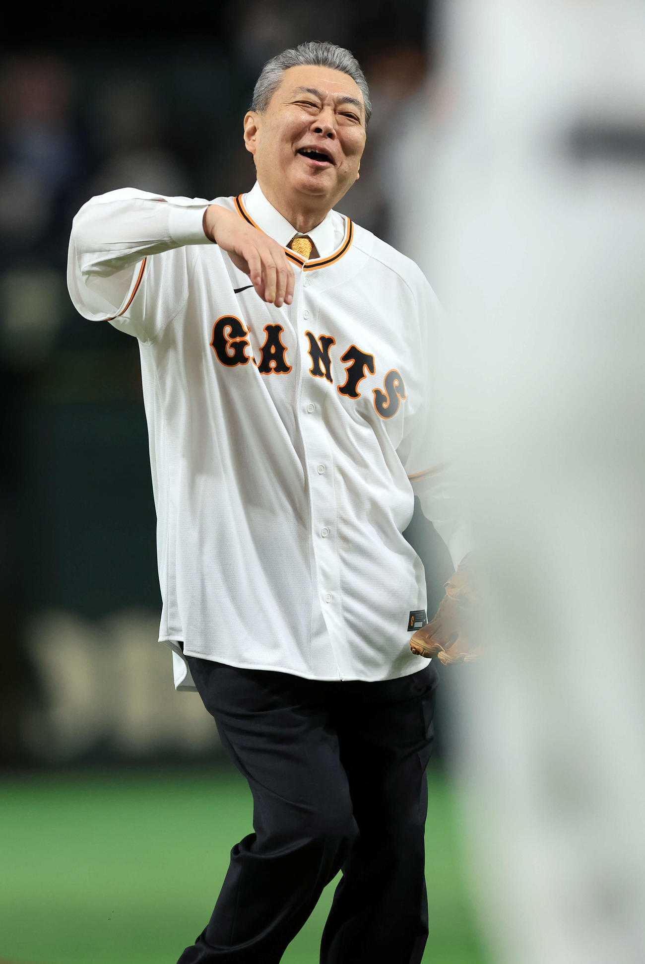 巨人対中日　始球式で投げ込むも悔しがる江川卓氏（撮影・浅見桂子）