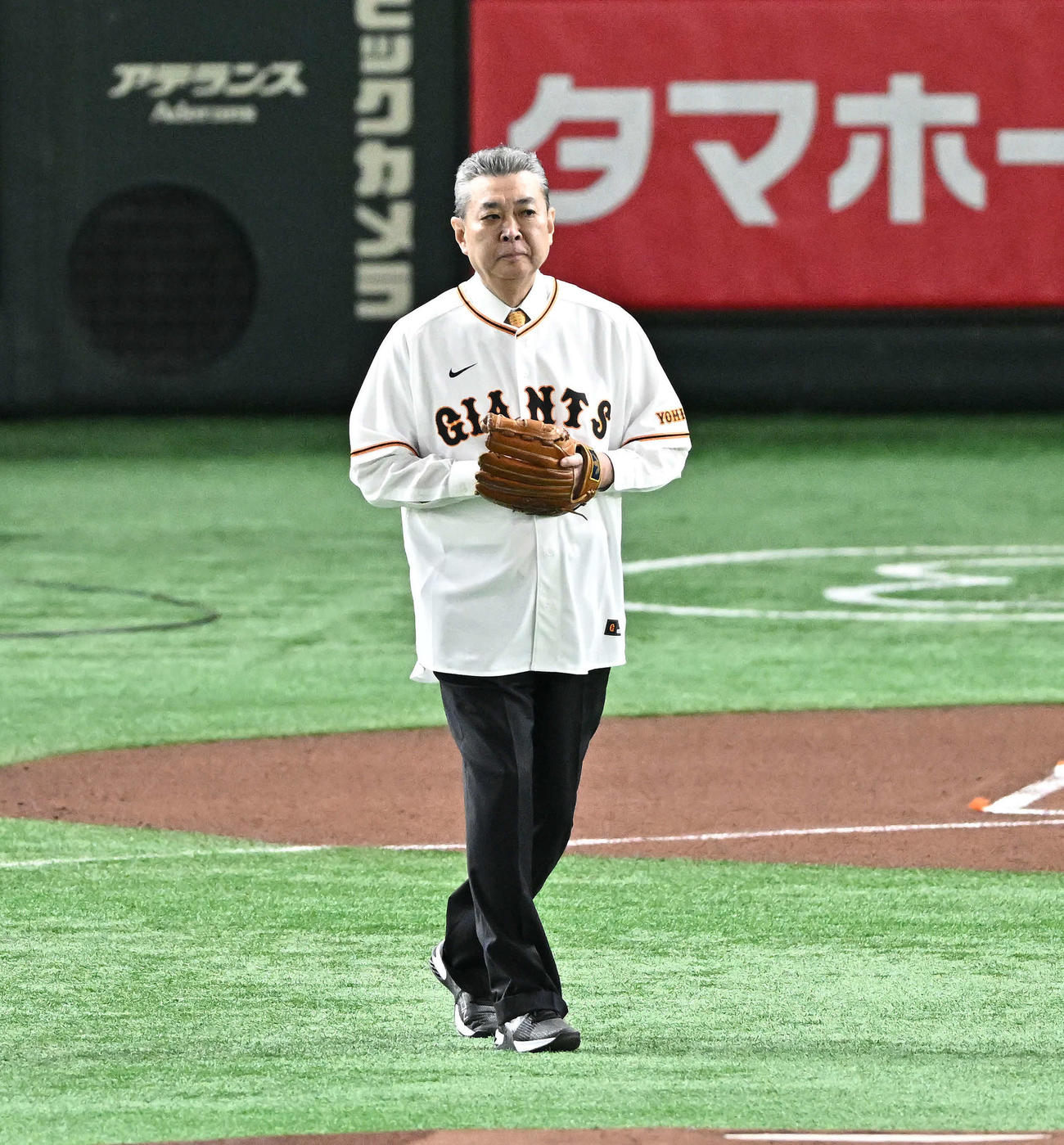 巨人対中日　始球式に臨む江川氏（撮影・滝沢徹郎）