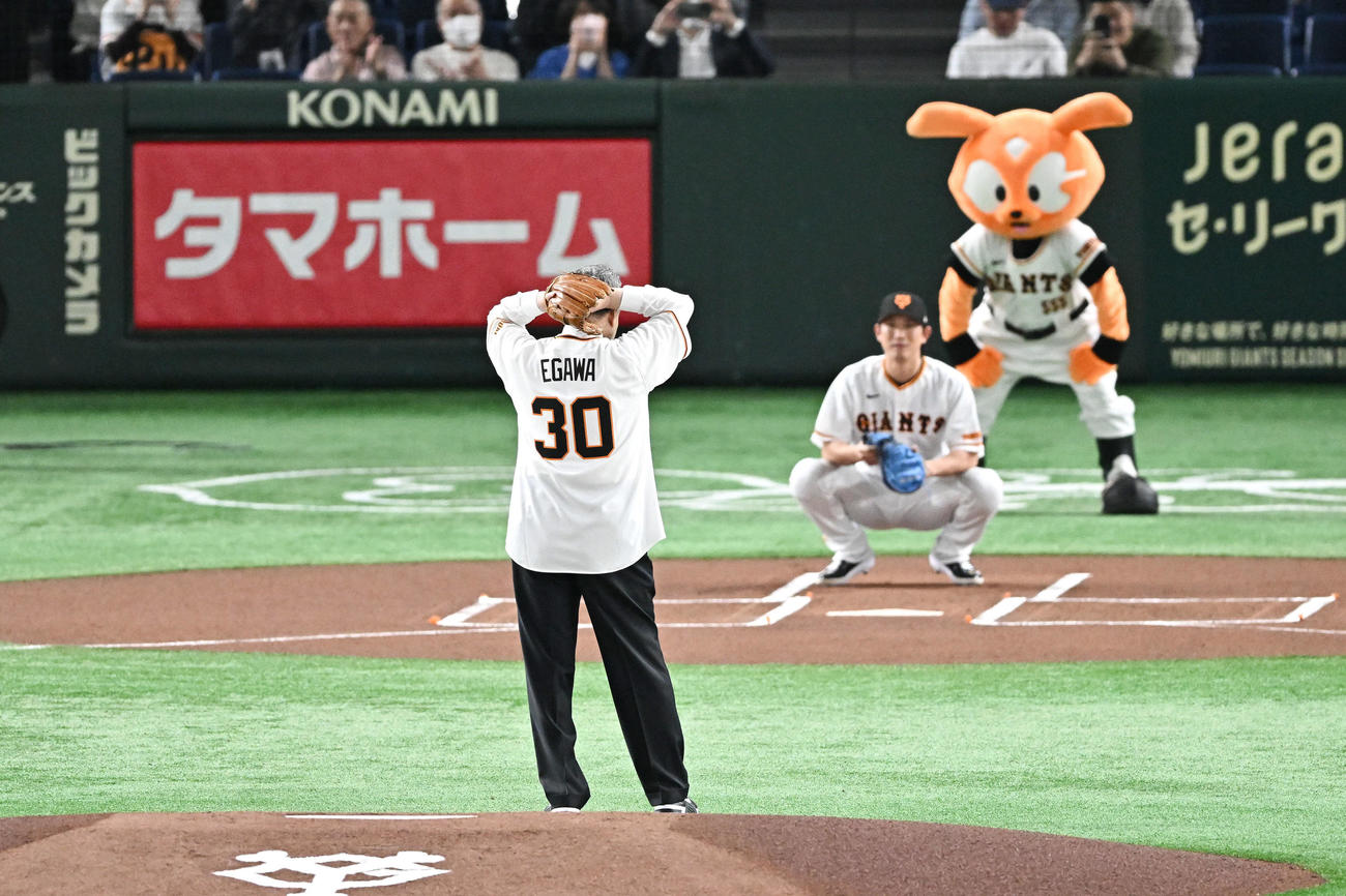 巨人対中日　始球式に臨む江川氏（撮影・滝沢徹郎）