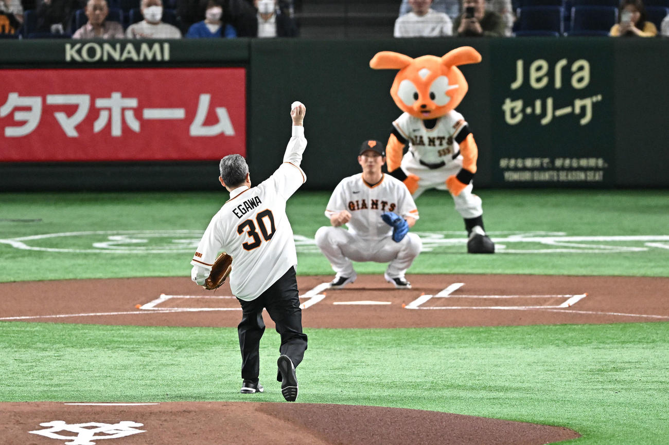 巨人対中日　始球式に臨む江川氏（撮影・滝沢徹郎）